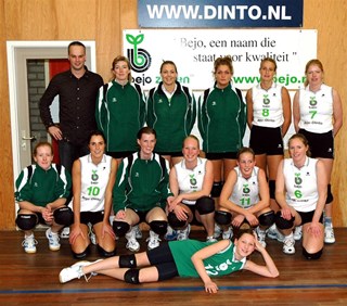 Julie met de Dinto meiden van dames 1